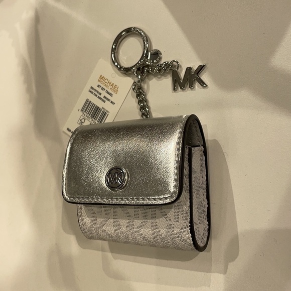 Michael Kors AirPods case white silver - Picture 3 of 6